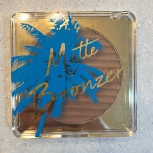 LA girl Matte Bronzer in back to the beach